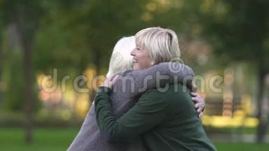 成年女儿拥抱老母亲，期待已久的相遇，真挚的感情